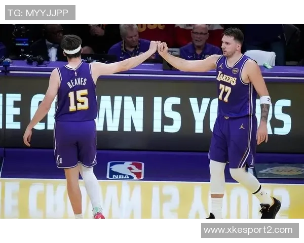 湖人队四连胜喜讯东契奇庆祝瞬间成海报焦点展现球队团结与实力 湖人队四连胜喜讯东契奇庆祝瞬间成海报焦点展现球队团结与实力