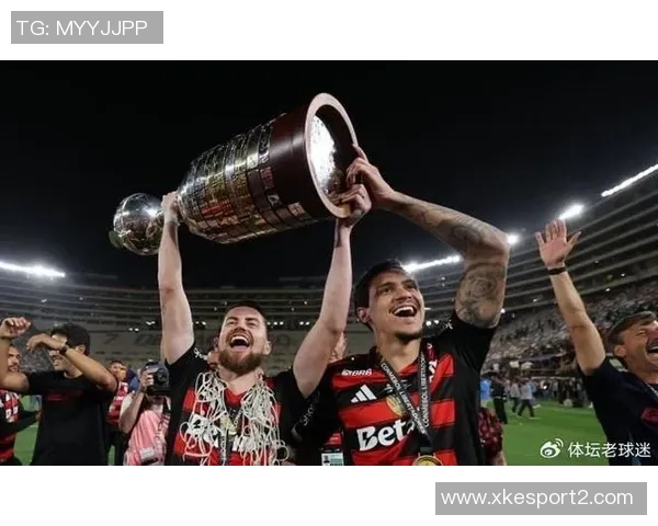 弗拉门戈夺解放者杯现场获颁2400万美元支票庆祝胜利