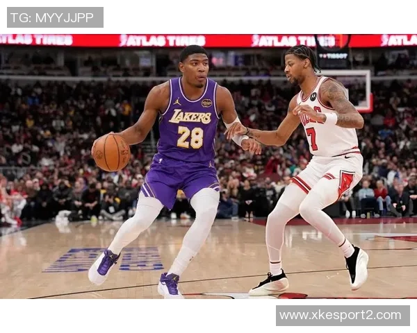 詹东再创佳绩同场砍下30分5篮板5助攻平历史纪录展现强大实力 詹东再创佳绩同场砍下30分5篮板5助攻平历史纪录展现强大实力